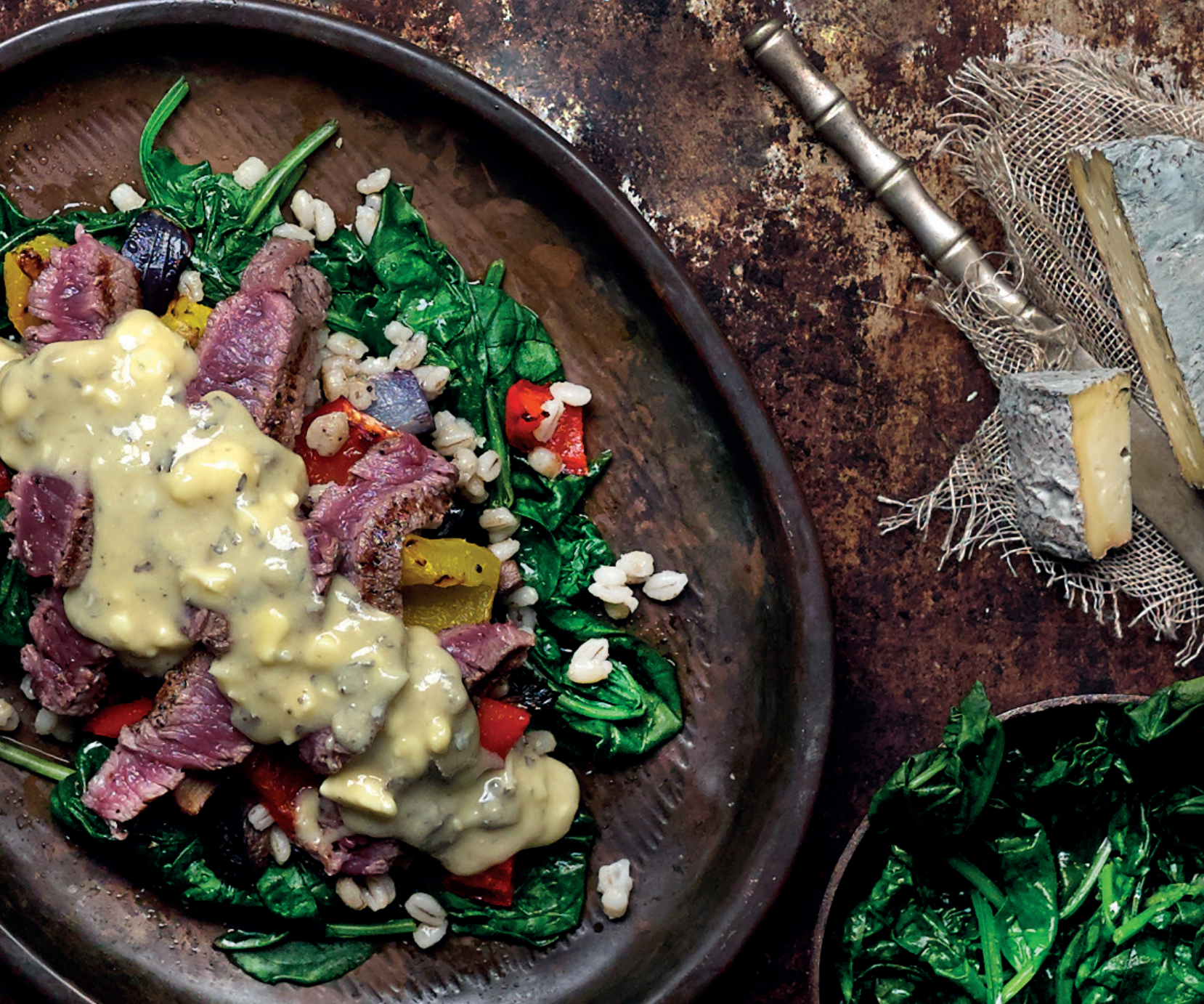 Strips of Steak with Spinach Salad and Bluemin White